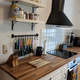 La cocina, casi terminada (en este lado falta rematar la línea de la pared.